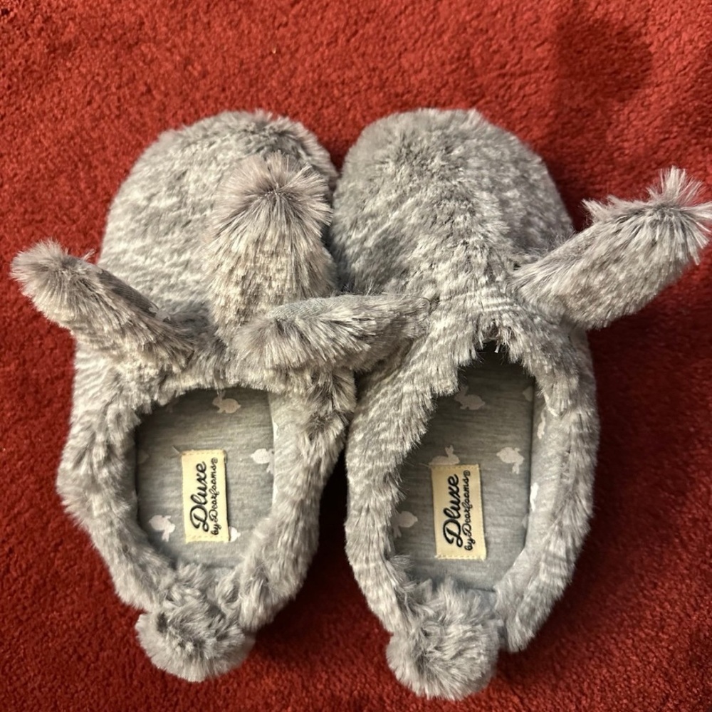 Dearfoams Gray Kids Slippers - Like New - worn once for Easter